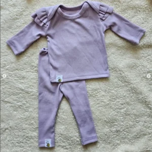 Handgemaakte Babykleding│ Broekje en truitje in paars